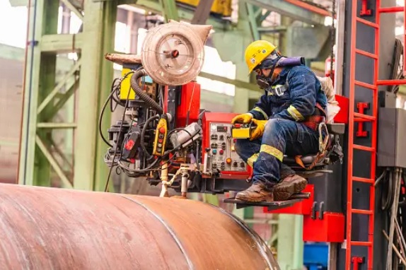 Soudage à l'arc submergé avec un opérateur soudeur