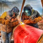 2 soudeurs soudent sur un pipe en même temps.