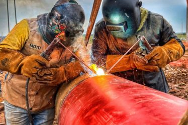 2 soudeurs soudent sur un pipe en même temps.
