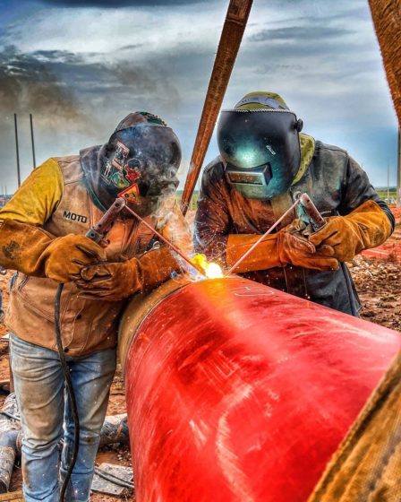 2 soudeurs soudent sur un pipe en même temps.