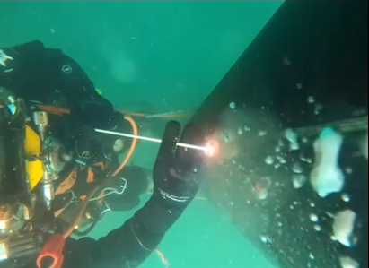 Soudeur scaphandrier sur tube