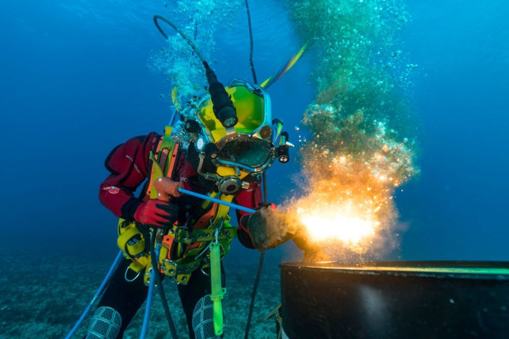 Soudeur scaphandrier sous l'eau
