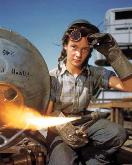 Femme soude au chalumeau