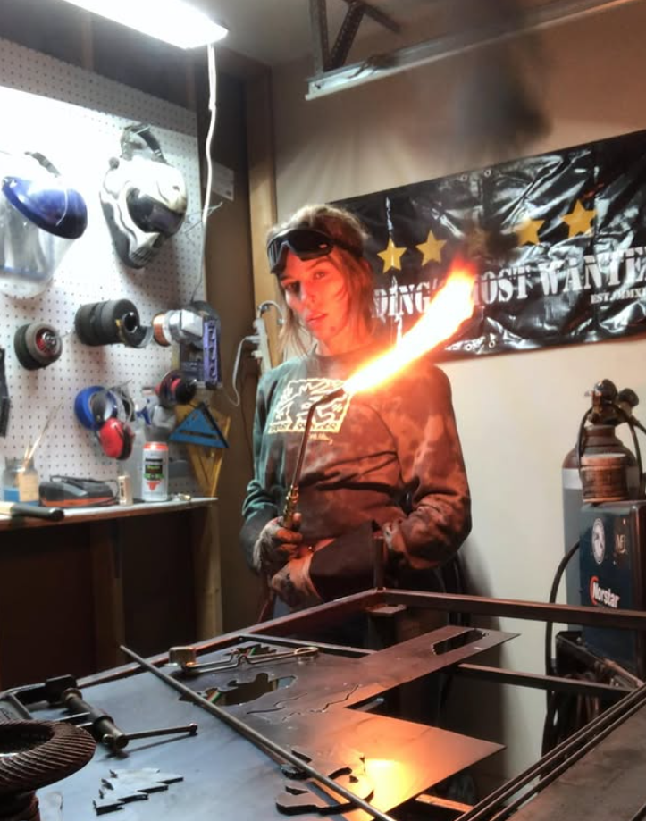 Une femme soudage au chalumeau