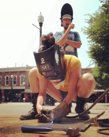 la femme soude le mari regarde