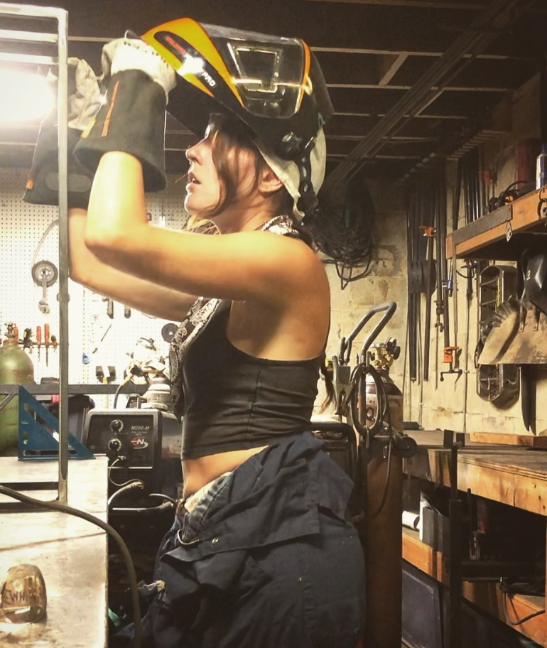 Femme soudeuse